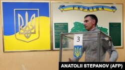 Під час підготовки однієї з виборчих дільниць на виборах в Україні (ілюстраційне фото)
