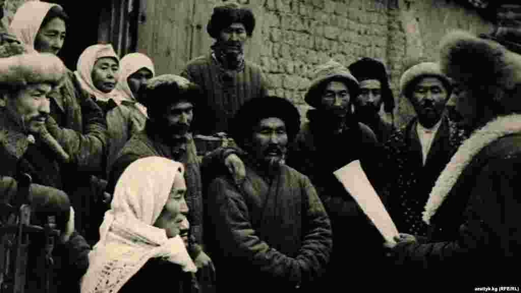 Айылдык актив колхозчуларга согуштан келген каттарды окуп берүүдө.&nbsp;​ (Мамлекеттик тарых музейинен алынган сүрөт)