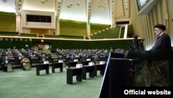 ابراهیم رئیسی، رئیس‌جمهوری اسلامی، در جلسه روز چهارشنبه مجلس برای رای‌گیری درباره وزیران پیشنهادی