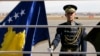 Un militar din garda de onoare a Kosovo, așteptând musafiri de rang înalt pe aeroportul din Priștina