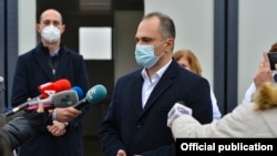 Ministri i Shëndetësisë i Maqedonisë së Veriut, Venko Filipçe, duke folur me gazetarët (foto arkivi).