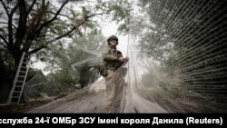 Українські військові встановлюють сітки проти дронів над дорогою в Костянтинівці Донецької області, 19 вересня 2025 року