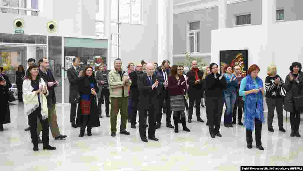 Глядачі церемонії.