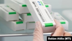 Kiveszik a hűtőszekrényből a kínai Sinopharm koronavírus elleni vakcinákat a nyíregyházi Jósa András Oktatókórházban kialakított oltóponton 2021. május 11-én.