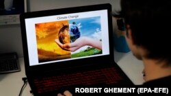 In România, invățământul continuă online până la sfârșitul anului școlar.