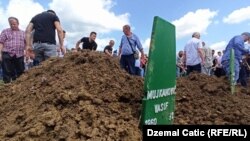 Kolektivna dženaza i ukop 12 žrtava ubijenih 1992. godine u Prijedoru, Memorijalni centar Kamičani u Kozarcu kod Prijedora (20. juli 2021.)