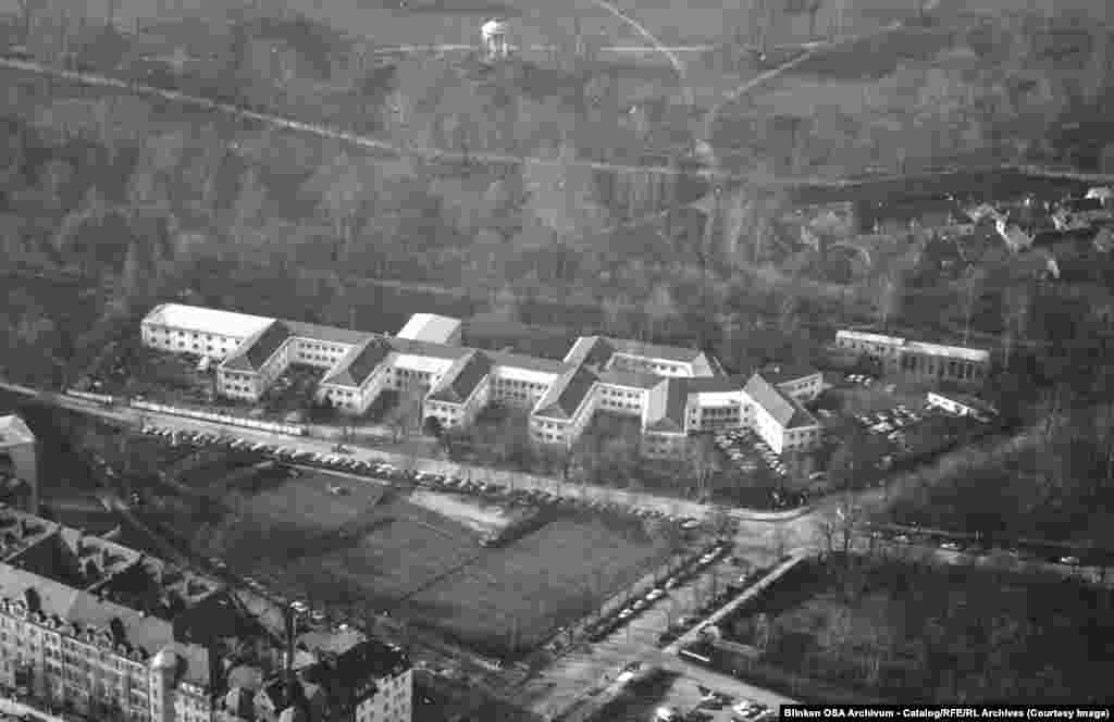 Штаб-квартира РСЕ находилась в этом комплексе рядом с парком "Английский сад" в Мюнхене.РСЕ ориентировалось на коммунистические европейские государства, и в 1953 году было основано Радио Свобода (РС) для вещания на Советский Союз.