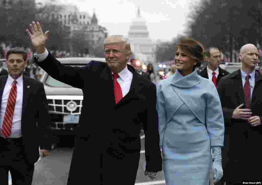 Președintele Donald Trump și prima doamnă Melania Trump participă la parada de învestire de pe Pennsylvania Avenue, pe 20 ianuarie 2017.