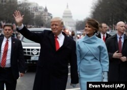 Архівне фото. Дональд Трамп разом із першою леді Меланією Трамп під час інавгураційного параду на Пенсільванія-авеню у Вашингтоні, 20 січня 2017 року