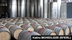 Оппозиционеры из «Нацдвижения» говорят, что показатели были бы еще хуже, если бы не резкое увеличение экспорта виноматериалов и сельхозпродукции в Россию