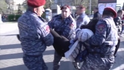 Protestatari reținuți de poliție la Erevan