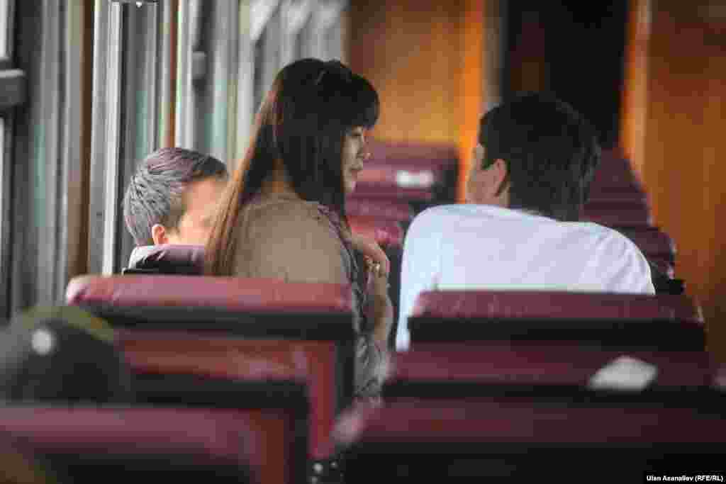 Жаңы тааныш тапкан кээ бирлерди эргитет.