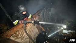 Пожежники працюють після атаки безпілотника в Харкові, Україна, 29 березня 2025 року. Фото ілюстративне