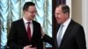 Szergej Lavrov orosz külügyminiszter 2017. január 23-án köszönti magyar kollégáját, Szijjártó Pétert Moszkvában