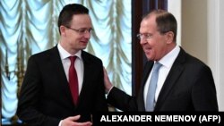 Szergej Lavrov orosz külügyminiszter 2017. január 23-án köszönti magyar kollégáját, Szijjártó Pétert Moszkvában