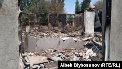 Калабада талкаланган үйлөрдүн бири. Лейлек району. 