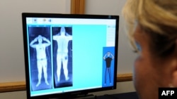 Великобританія – Офіцер безпеки переглядає зображення тіла людини через сканер в аеропорту Манчестера, 7 січня 2010 року