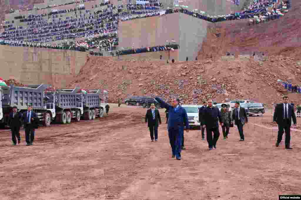 Tajikistan -- The Rogun dam under construction on the Vakhsh river in Rogun, 29Oct2016