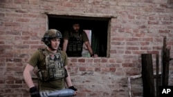 Ілюстраційне фото: українські військові готуються вести вогонь з міномета по російських позиціях, Донеччина, 4 червня 2024 року