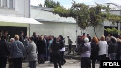 Сегодня в Цхинвале несколько десятков человек вышли на улицу с намерением высказать свое недовольство президенту Тибилову