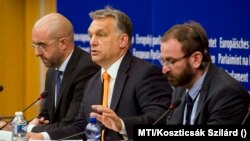 Orbán Viktor (középen) rekorder lett, Szájer József (jobbra) karrierje véget ért. A két politikus itt egy korábbi képen az Európai Parlament plenáris ülésén látható.