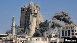 Fumul se ridică din turnul rezidențial Al-Ghefari, din Gaza City, în timp ce se prăbușește după mai multe loviturile aeriene lansate de Israel. 16 septembrie 2025.