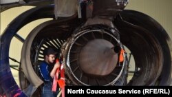 Baza de întreținere și reparații aeronautice a companiei S7 Engineering. Un tehnician efectuează întreținerea unei aeronave Airbus A320. Fotografie din arhivă. 