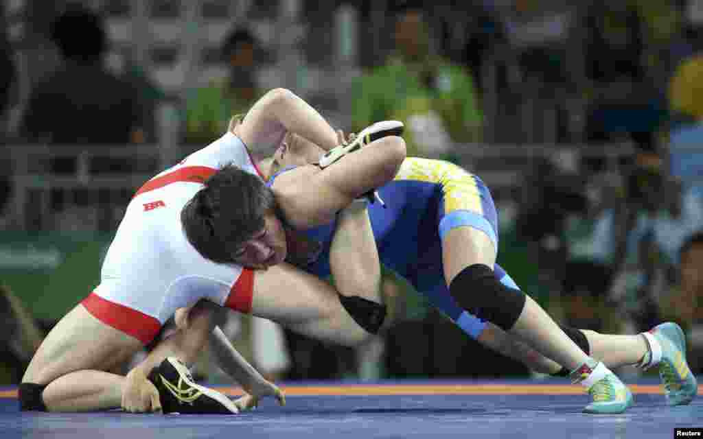 Айсулуу Тыныбекованын ата-энеси, туугандары анын беттешүүсүн теле аркылуу көрүп, сүрөөнгө алуу үчүн Кочкордогу үйүнө чогулушкан. Майлы-Суу шаарынан 80 жаштагы таянеси да келген.