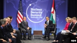 По приглашению президента Обамы в Вашингтон съезжаются главы тридцати семи государств, а также ведущие члены кабинетов министров десяти стран для участия в саммите по проблемам ядерной безопасности