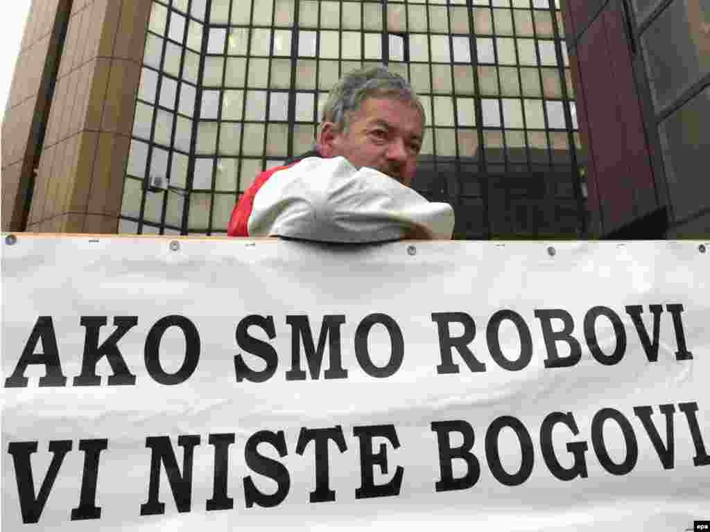 BiH - Snažna poruka - Ovo je pisalo na jednoj paroli u Zenici, ispred zgrade vlade zeničkog kantona. Radnici su počeli štrajk glađu jer nisu primili plaće za nekoliko godina. 