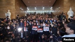 Poslanici drže transparente i blokiraju južnokorejskom predsjedniku ulazak u Narodnu skupštinu, Seul, Južna Koreja, 6. decembra 2024.