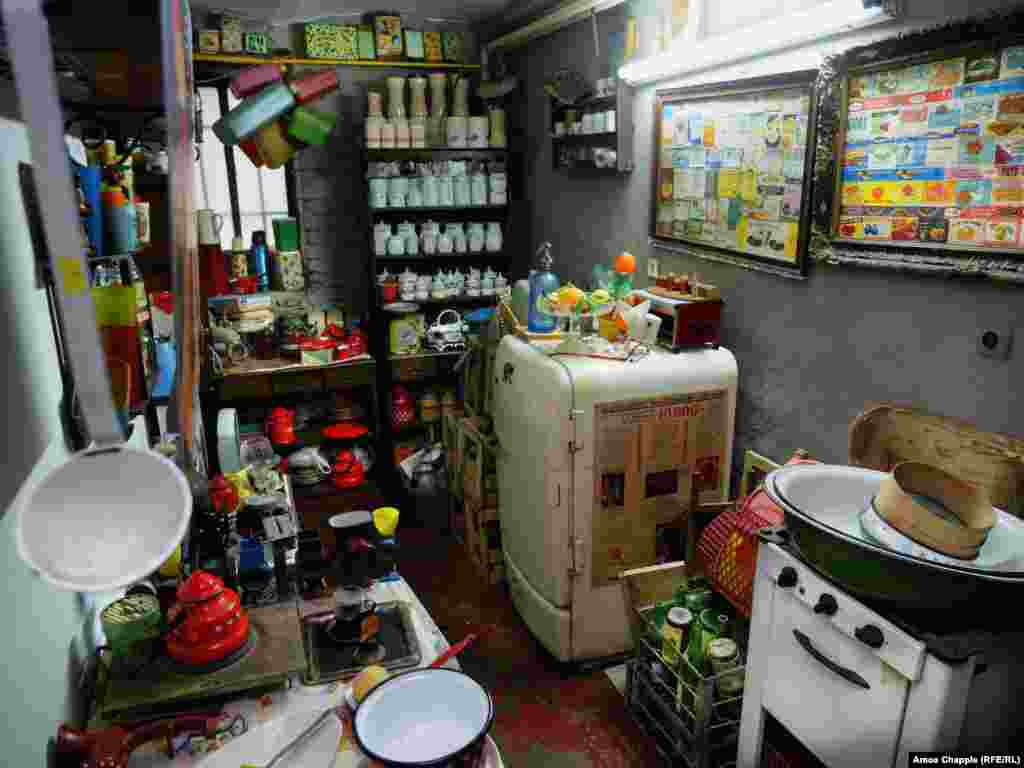 Музей Комуністичного Споживача &ndash; стара колекція, здавалося б, кожного домашнього товару, виробленого протягом соціалістичного періоду Румунії &nbsp;