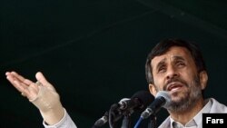 محمود احمدی نژاد می گوید که ایران «در خصوص موضوع هسته اى گفت و گو نمى كند.»