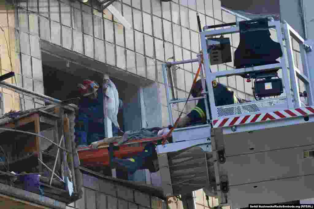 Рятувальники евакуюють людину зі зруйнованого будинку. Київ, 17 червня 2025 року