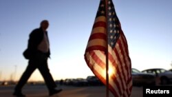 Një person duke hyrë në një qendër votimi për zgjedhjet presidenciale amerikane. Fotografi ilustruese nga arkivi.
