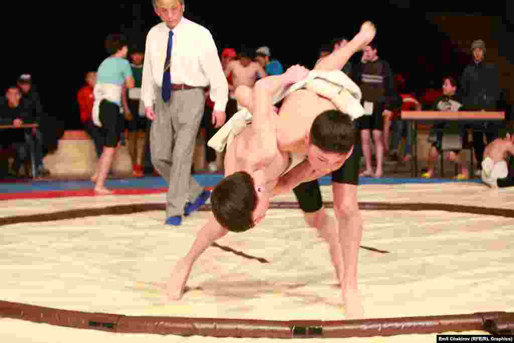 Кыргызстанда Сумо ассоциациясы Кыргызстанда бир жыл мурда түзүлгөн. Учурда саналуу гана спорттук клубдарда күрөштүн ар кандай түрлөрү боюнча машыккан балбандарга машыктыруучулар сумону үйрөтүп келишет.