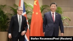 Britanski premijer Kir Starmer i kineski predsednik Si Đinping na sastanku tokom samita G20 u Brazilu, 18. novembar 2024.