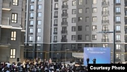 Бишкектеги ипотекалык батирлерди тапшыруу салтанаты. 2025-жылдын 11-апрели.