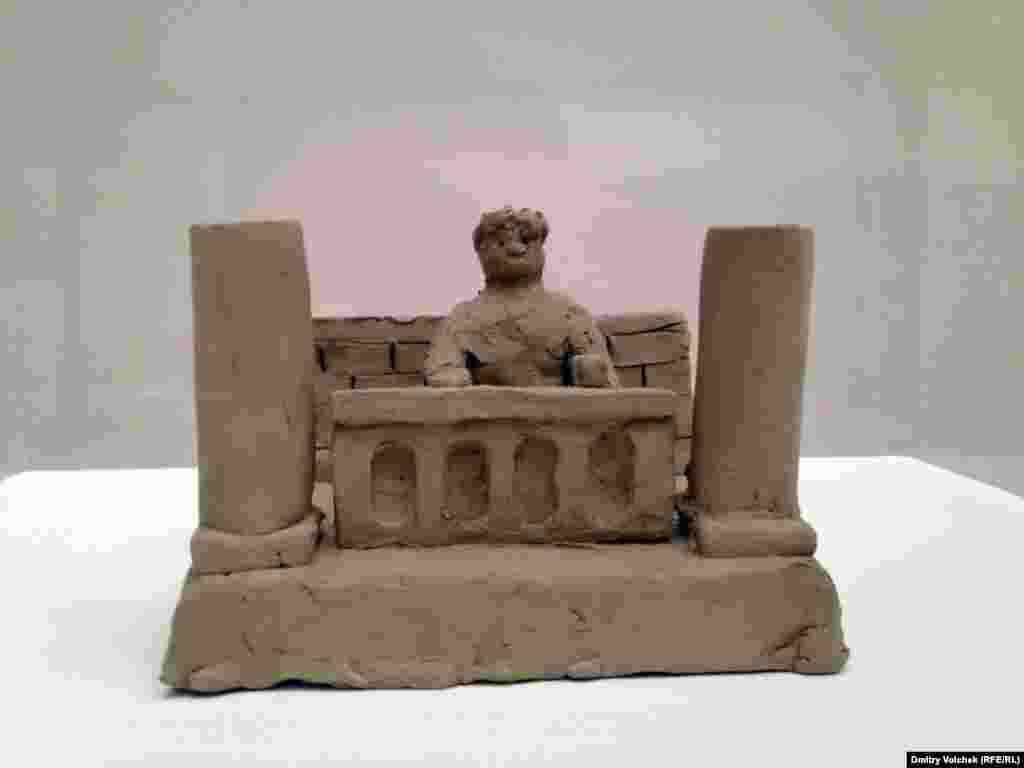 Скульптура Петера Фишли и Давида Вайса &quot;Нерон смотрит на пожар Рима&quot;, Венецианская биеннале