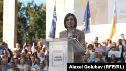 În timpul discursului de lansare în campania electorală, președinta Maia Sandu a îndemnat cetățenii inclusiv să voteze „Da” la referendumul care va avea loc în aceeași zi cu alegerile prezidențiale.