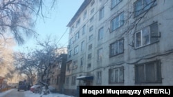 Здание бывшего общежития в Алматы, где живет отец Тимура Пралиева