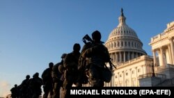Trupat e Gardës Kombëtare duke ruajtur ndërtesën e Kongresit amerikan.