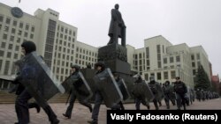 За даними правозахисного центру «Весна», в Білорусі за час передвиборчої кампанії, виборів і акцій протесту було порушено кримінальні справи за політичними мотивами проти щонайменше 950 людей