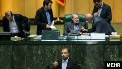 کاظم جلالی، رئیس مرکز پژوهش‌های مجلس ایران در حال نطق در مجلس 