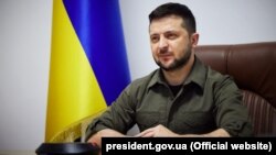 Володимир Зеленський вказав на те, що в місті під обстрілами наразі перебуває близько 100 тисяч людей без доступу до їжі, води та медикаментів