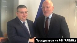 Цацаров се ръкува с Тимерманс в Брюксел.
