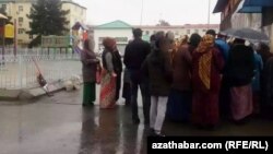 Очередь за хлебом, Ашхабад, февраль, 2020