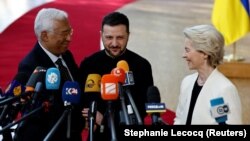 استقبال گرم آنتونیو کوشتا رئیس شورای اروپا (چپ) و اورسولا فون‌در‌لاین رئیس کمیسیون اروپا (راست) از ولودیمیر زلنسکی رئیس جمهور اوکراین در نشست اضطراری سران اتحادیه 