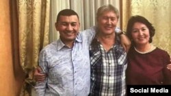Фото Алмазбека Атамбаева с Хабибуллой Абдукадыром, распространенное в соцсетях.