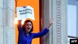 Deputata socialistă Agnes Kunhalmi arătându-și opțiunea de la geamul Parlamentului Ungariei